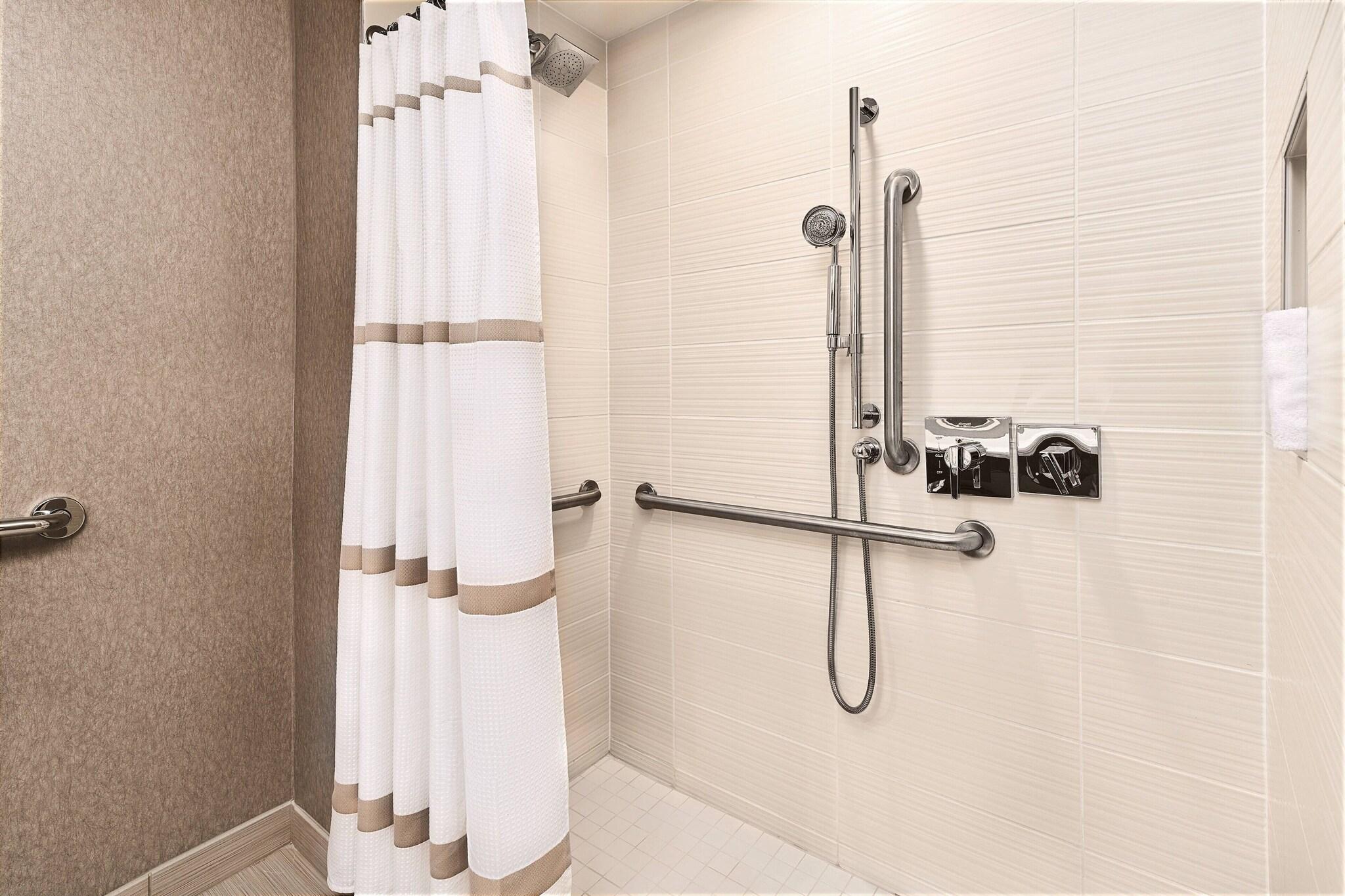 غرفة بسرير مزدوج لذوي الإعاقة، Cleveland Marriott East 4/4
