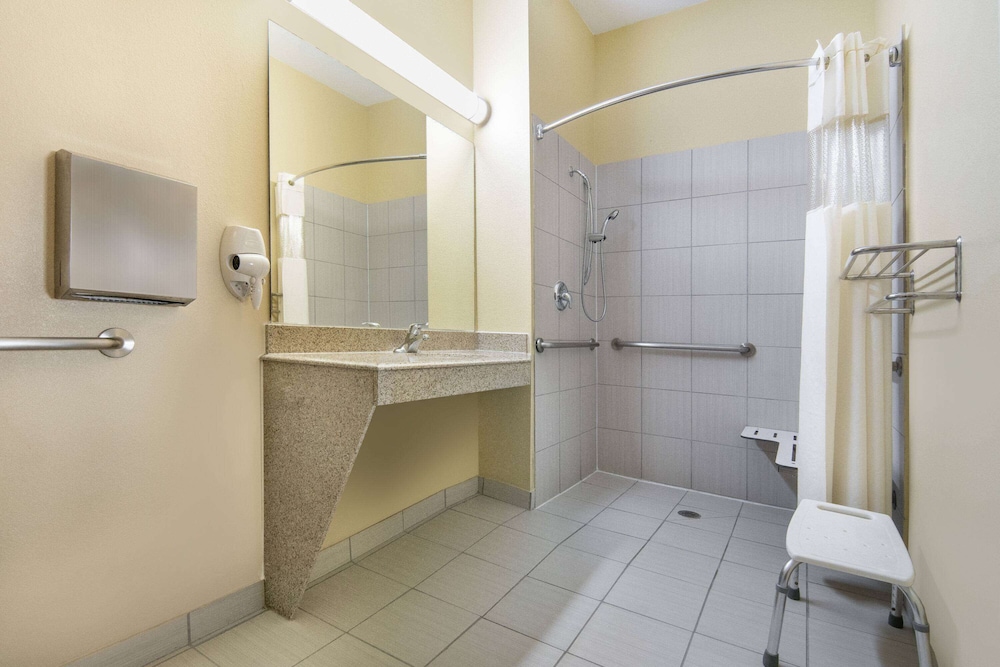 Days Inn By Wyndham Baytown East 50/50