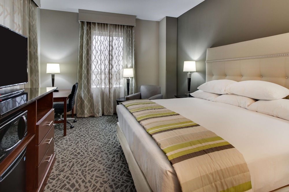 DELUXE, KING BED, HIGH FLOOR, ACCESSIBLE