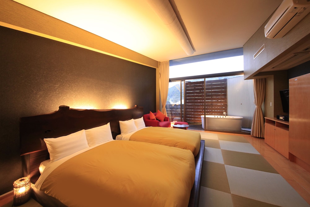 JAPANESE, TWIN BEDS, 2 FUTON BEDS, OUTDOOR BATH, TOP FLOOR