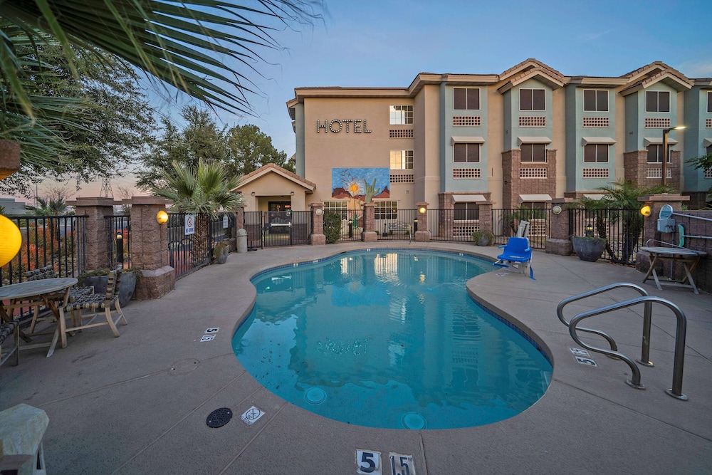 La Quinta Inn & Suites by Wyndham Tempe University / Phoenix 55/60