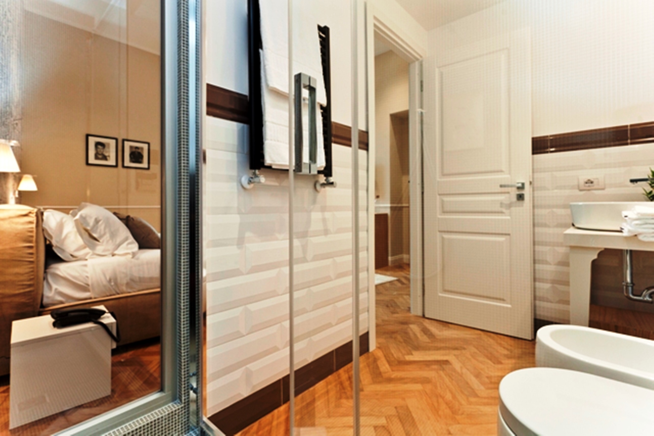 VANITY HOTEL 51/52