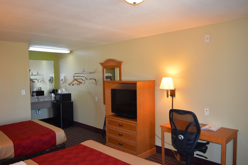 Econo Lodge Lake Charles University Area 42/48