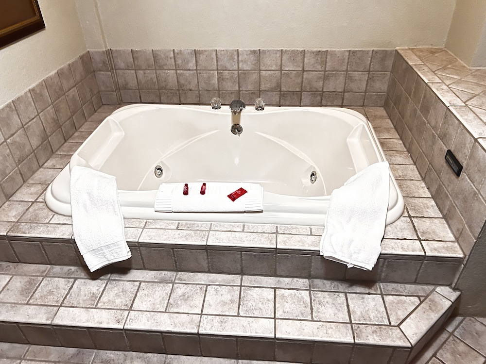 Apple Tree Inn and Suites 32/62