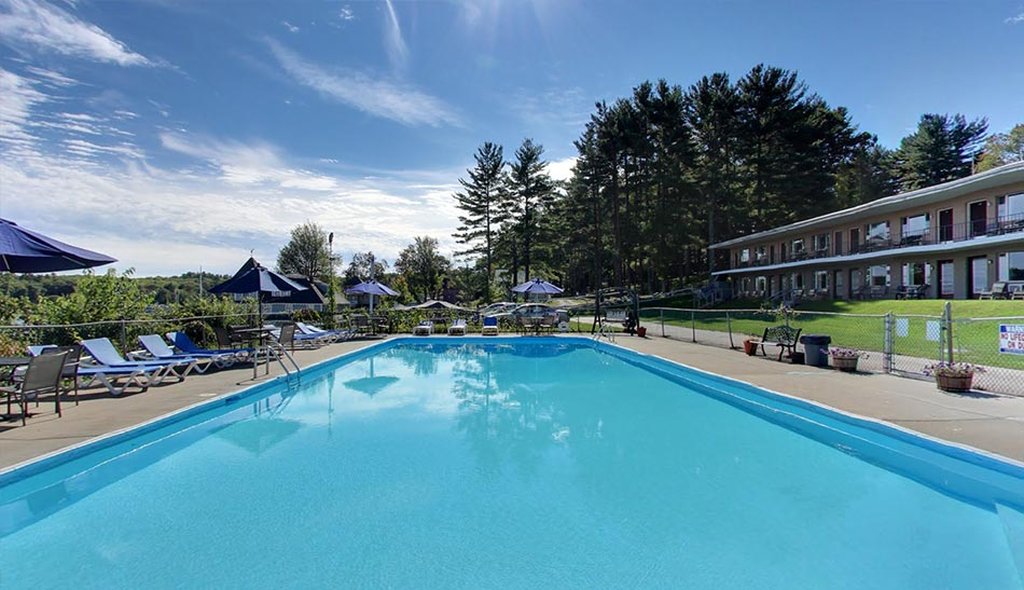 Half Moon Motel And Cottages 30/50