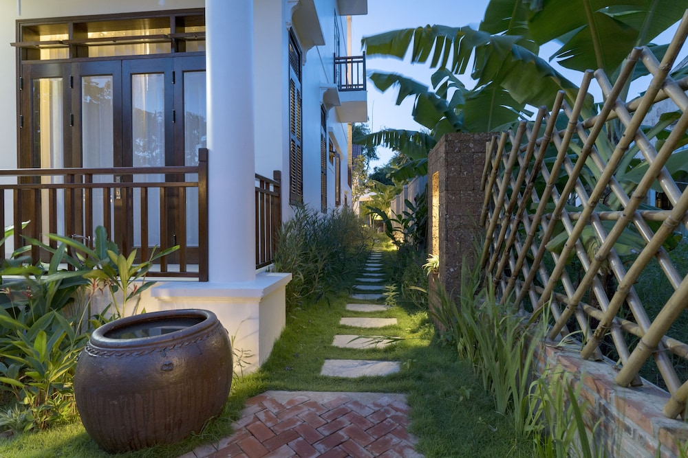 Riverside Hamlet Homestay & Villas 61/68