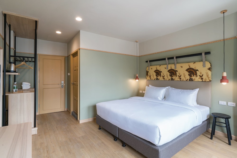 DELUXE, DOUBLE OR TWIN BED