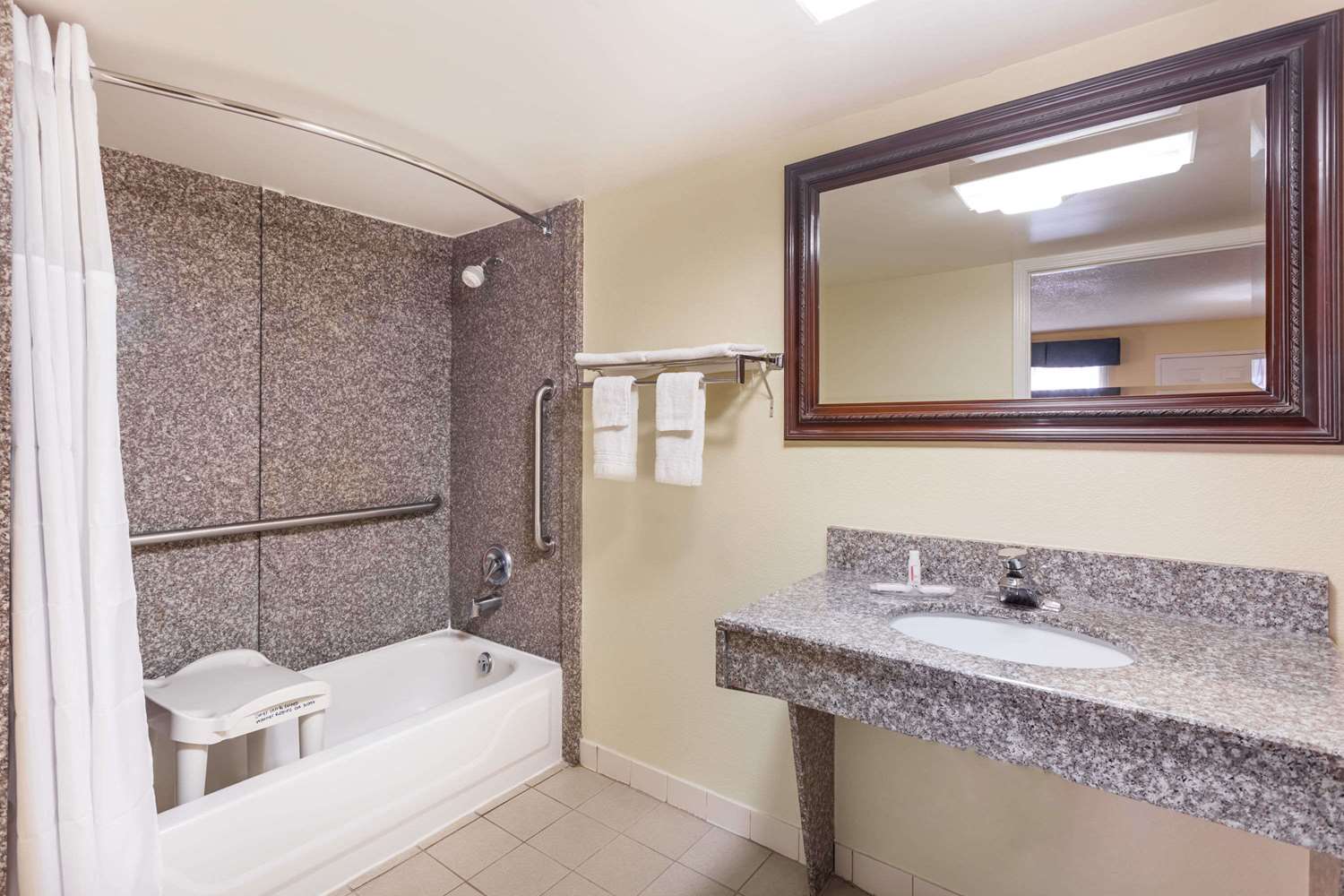 Days Inn & Suites by Wyndham Warner Robins Near Robins AFB 13/14