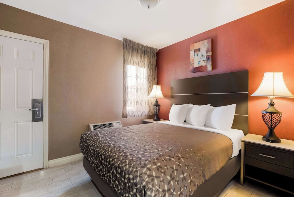 Room, Queen Bed, Rodeway Inn Near Coachella 2/6
