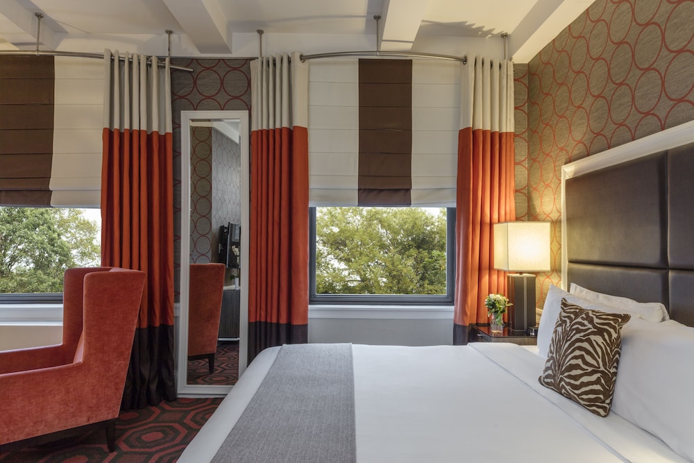 DELUXE, KING BED