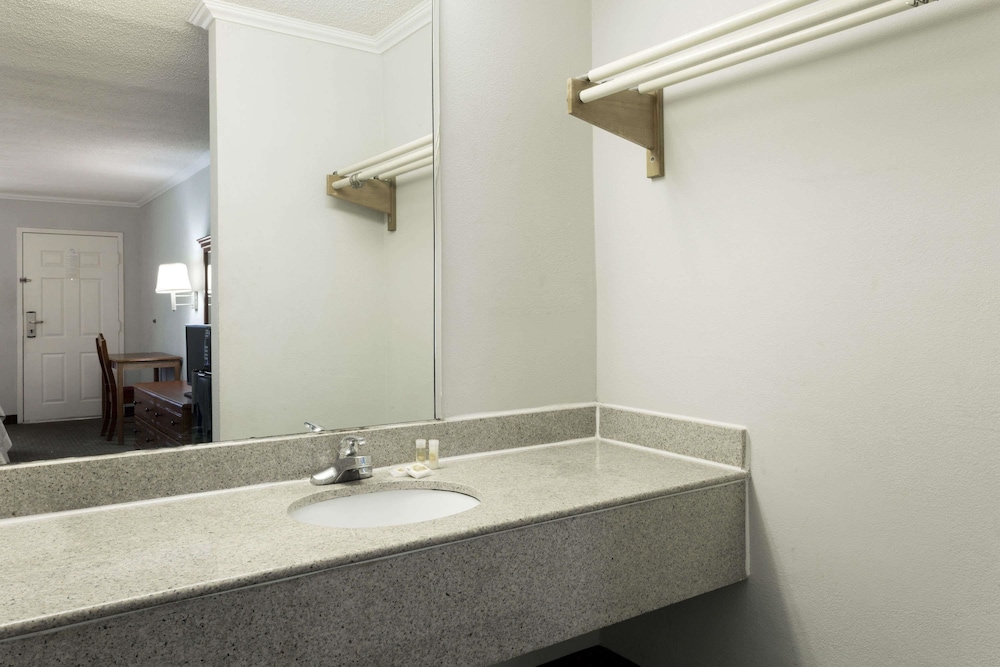 Days Inn By Wyndham Clinton 14/21