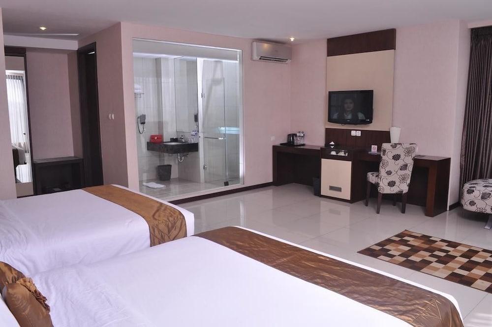 Scarlet Hotel Dago 8/21