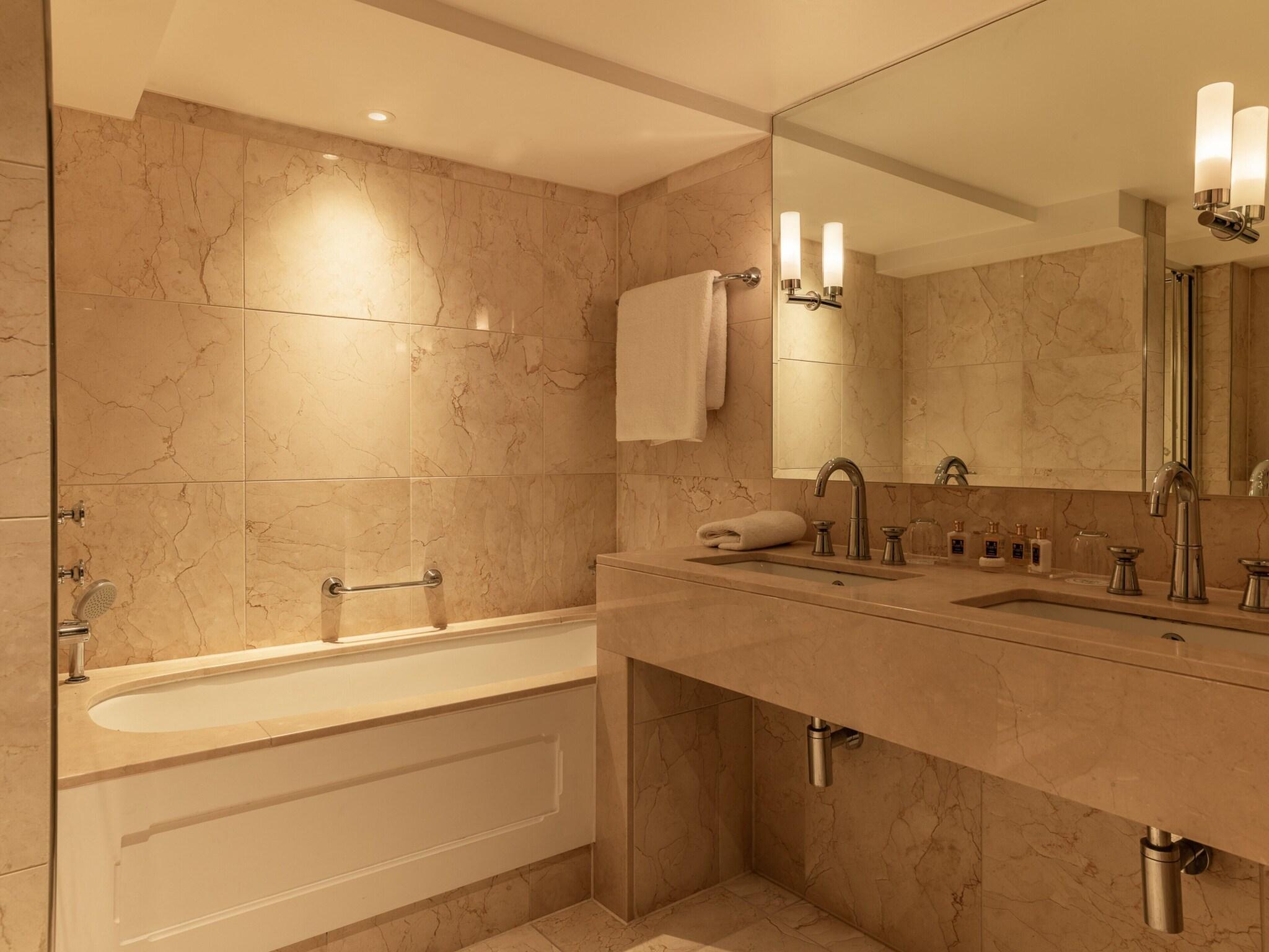 غرفة سوبيريور بسرير كينج، The Lygon Arms 2/2