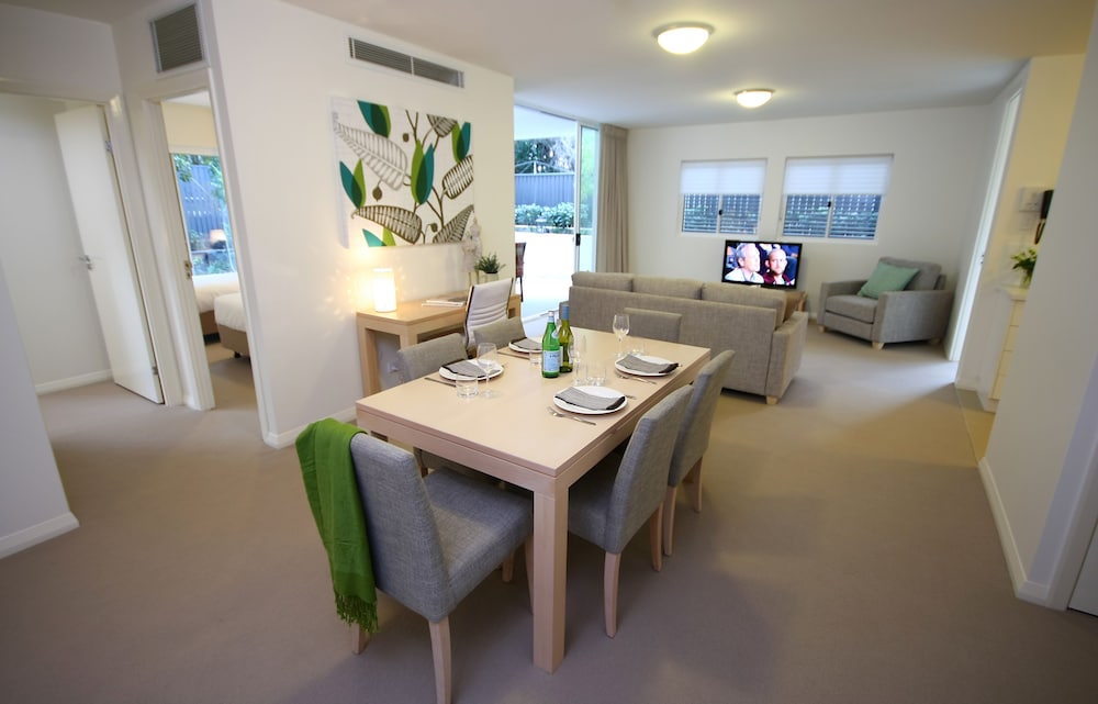 DOMAIN SERVICED APARTMENTS 37/52
