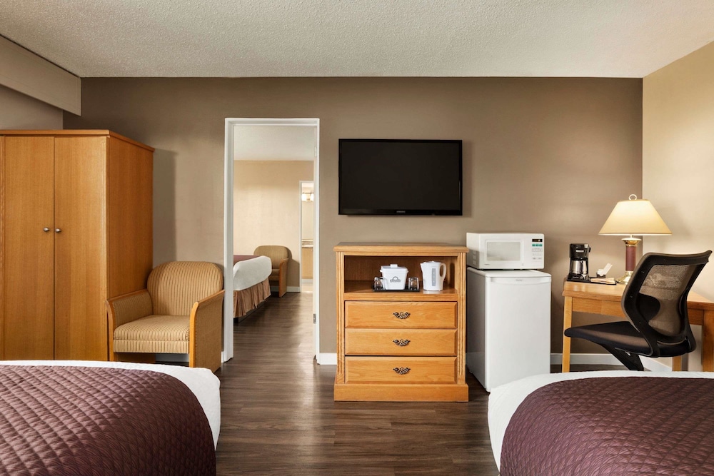 Days Inn By Wyndham Victoria Uptown 47/62