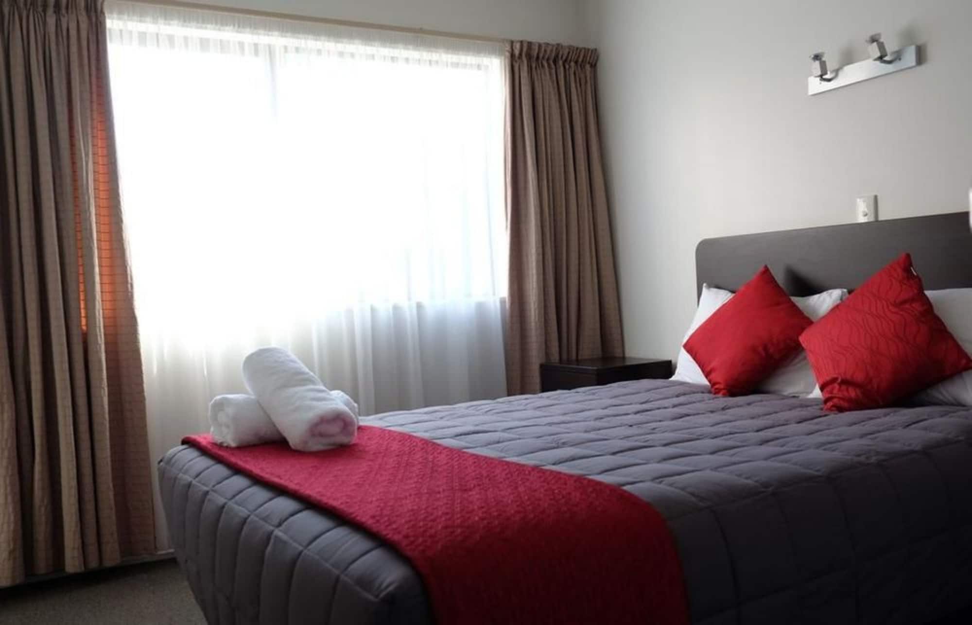 2 BEDROOMS, SUITE, KITCHEN