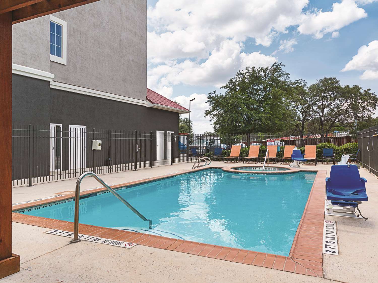 La Quinta Inn & Suites by Wyndham San Antonio Northwest 9/62