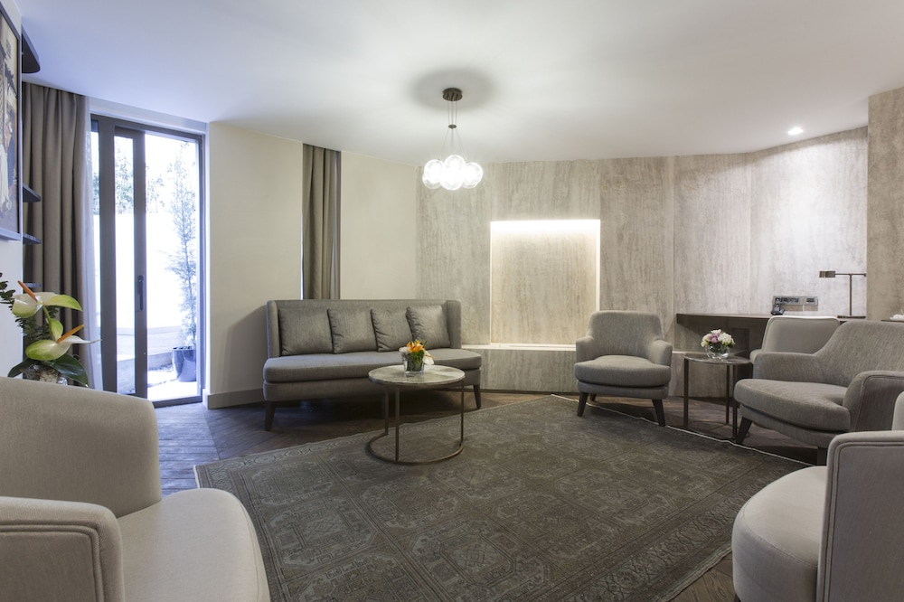 Noble22 Suites 26/39