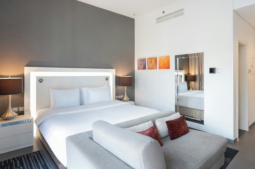 DELUXE, KING BED