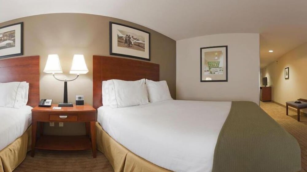 Holiday Inn Express Hotel Suites Searcy 24/50