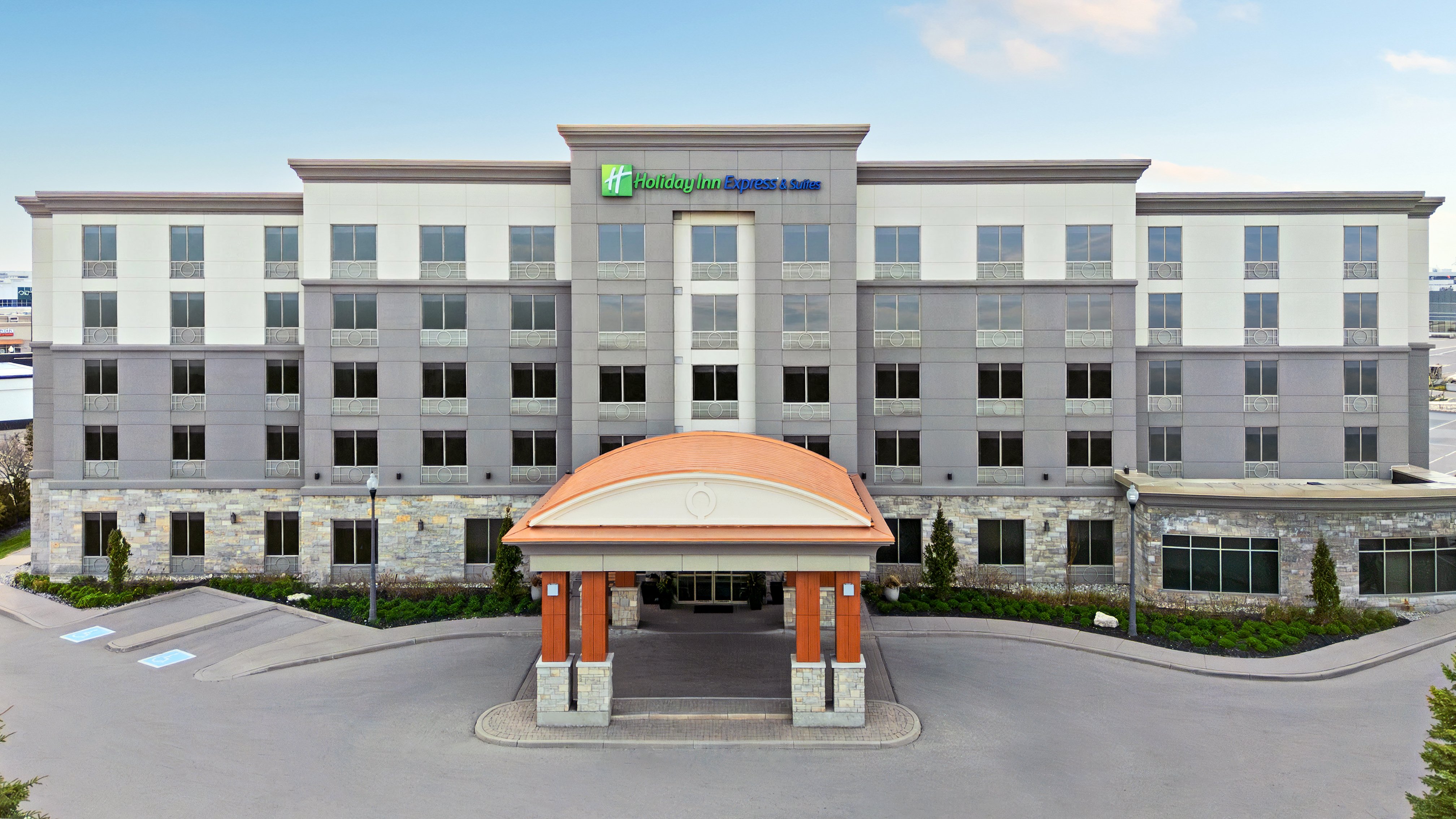 Holiday Inn Express Suites Vaughan 8/78