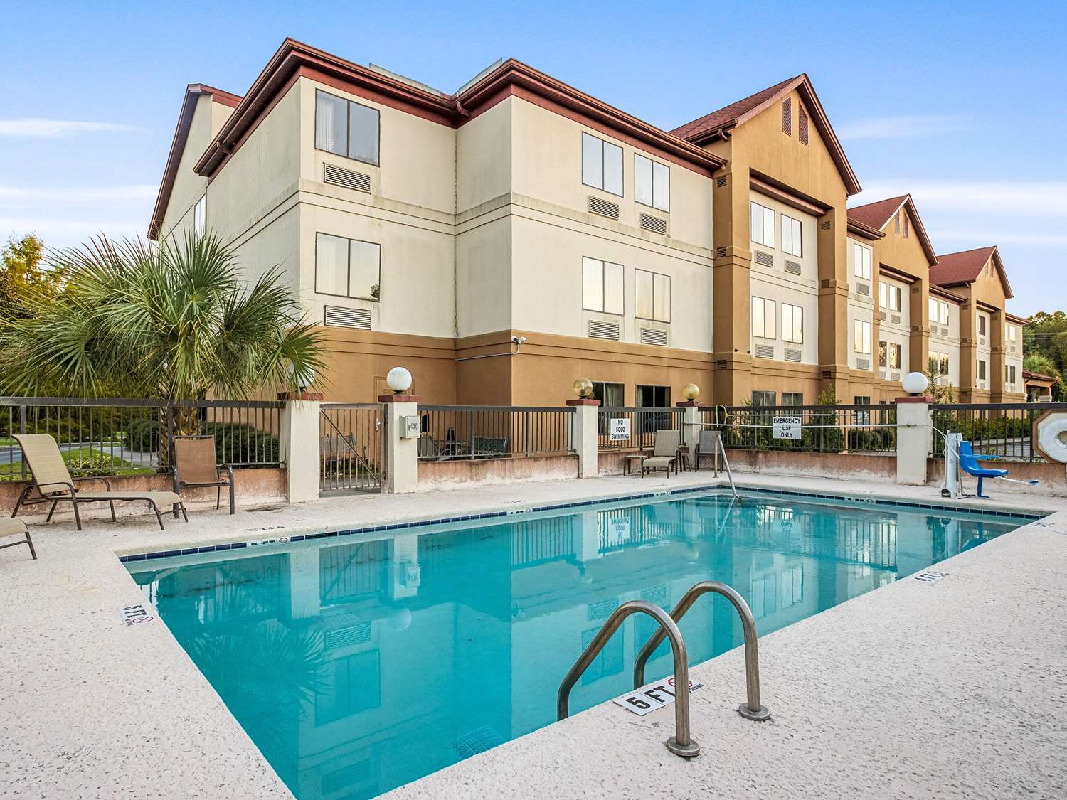 Clarion Pointe Savannah Gateway I-95 3/20
