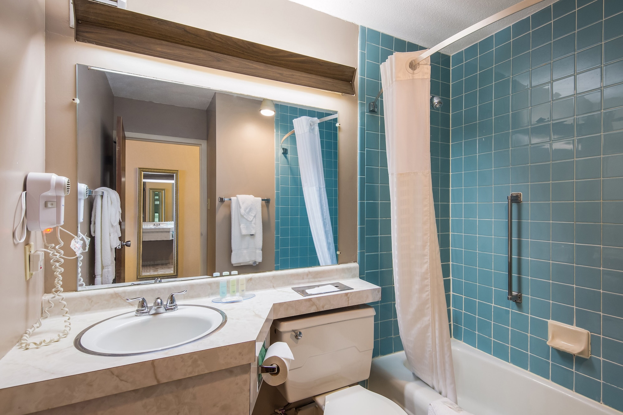 غرفة بزنس بسرير كينج، Cayuga Blu Hotel 3/3