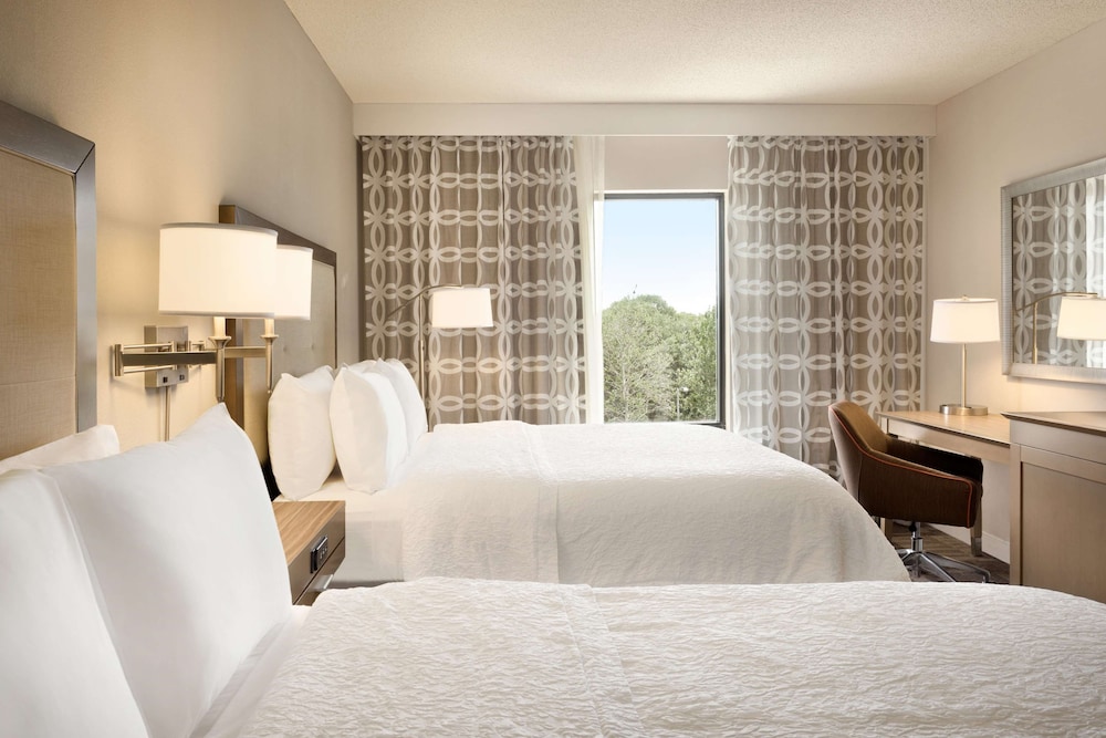 Hampton Inn And Suites 12/34