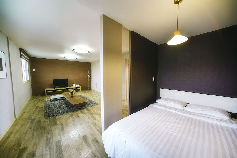 Tongyeong Mongdol House Pension 12/50