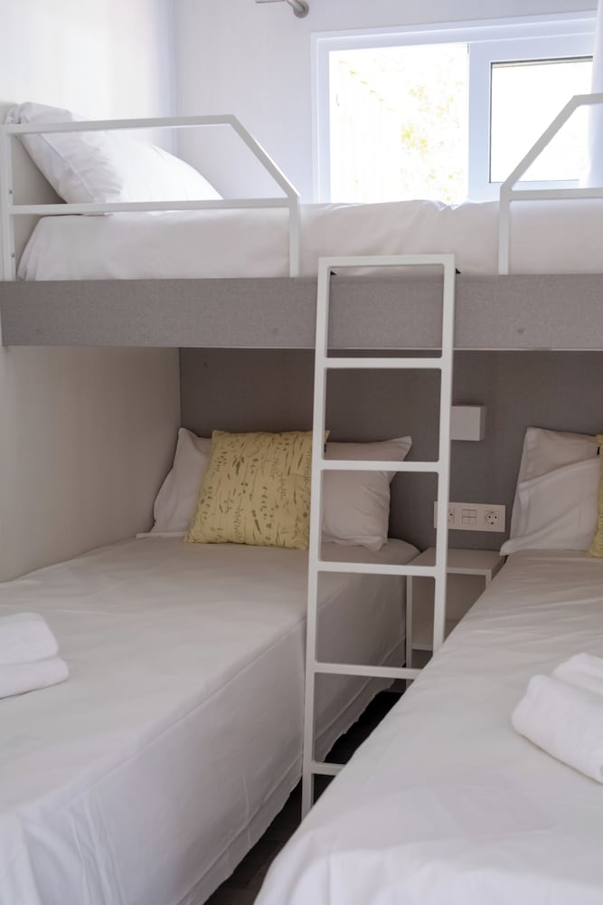 2 BEDROOMS, LEO, BUNGALOW, 1 QUEEN AND 3 SINGLE BEDS