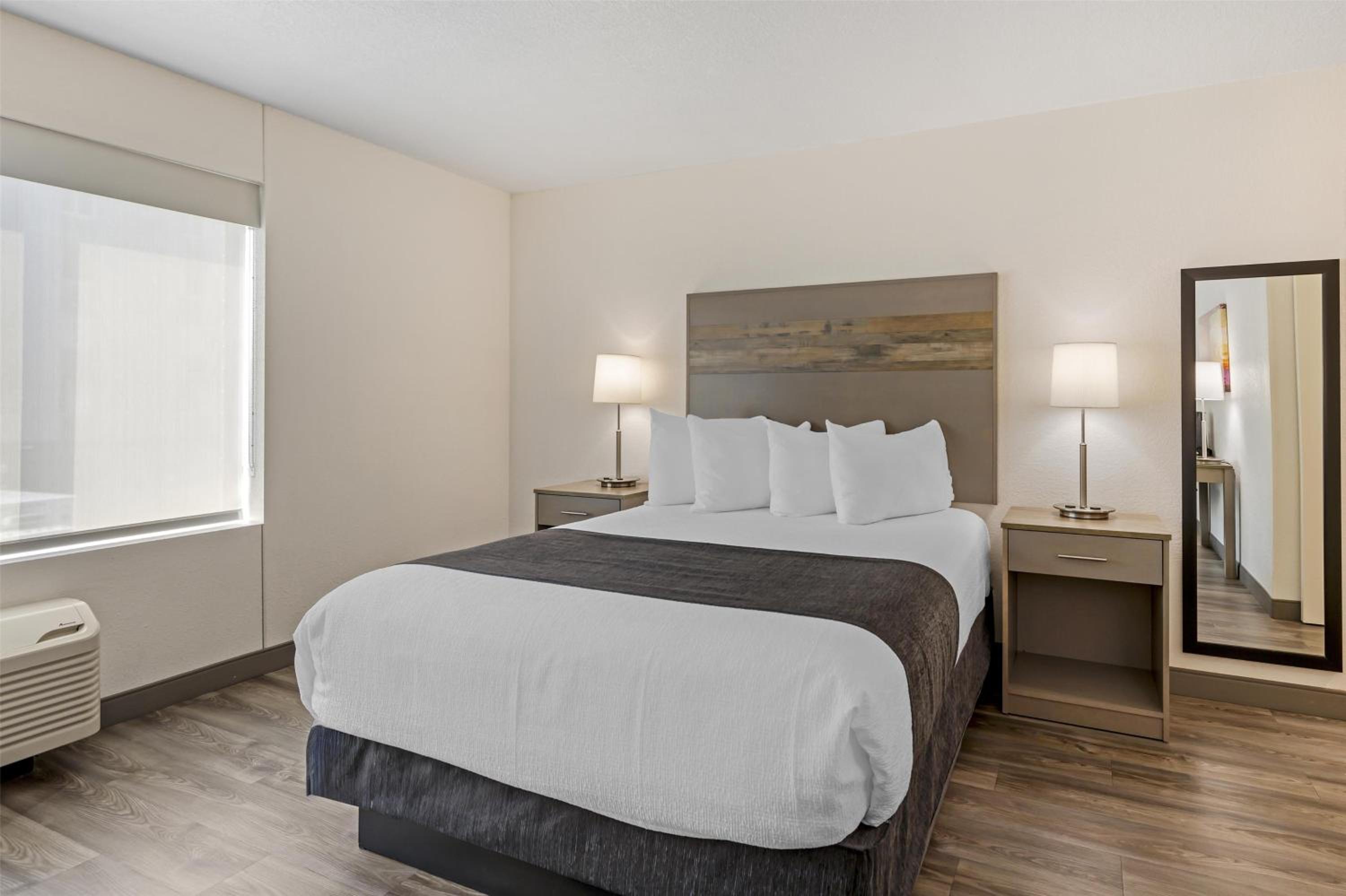 Room, Queen Bed, Kitchenette, Bathtub, Accessible