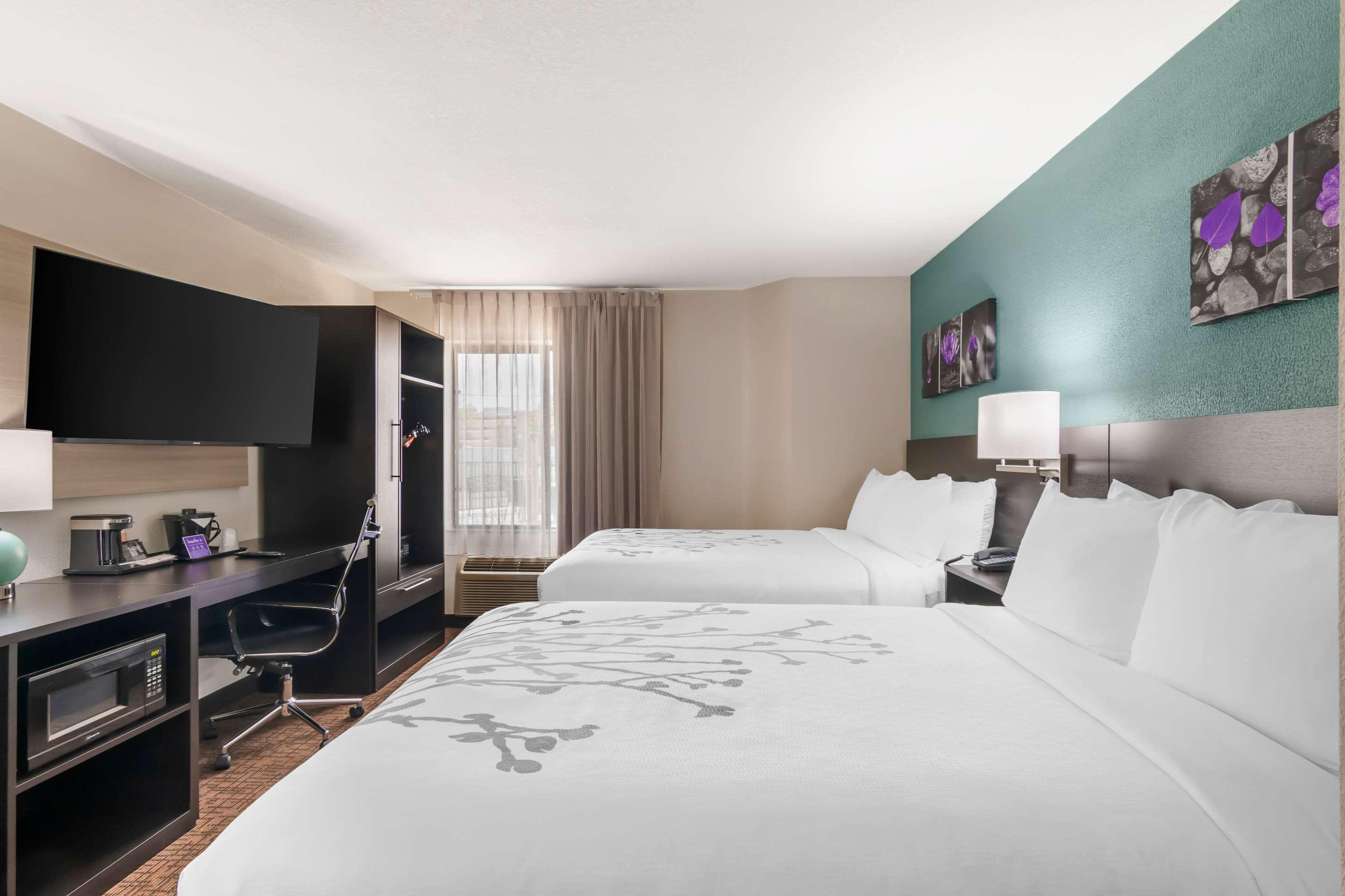 غرفة بسريرين مزدوجين