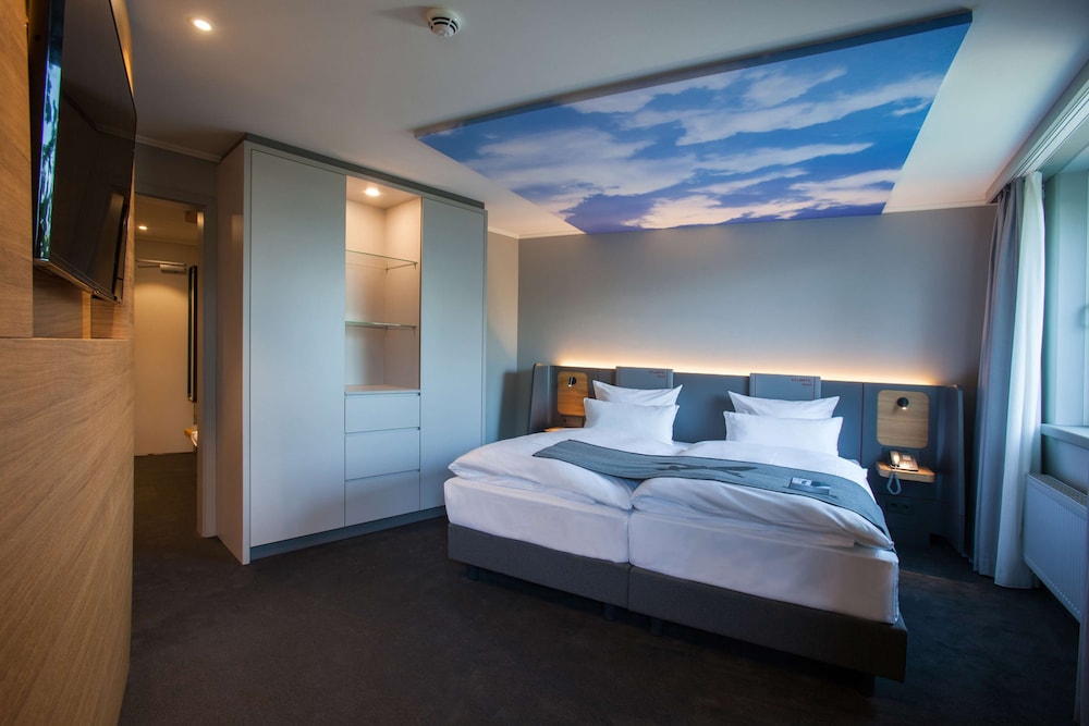 SUITE, KING BED