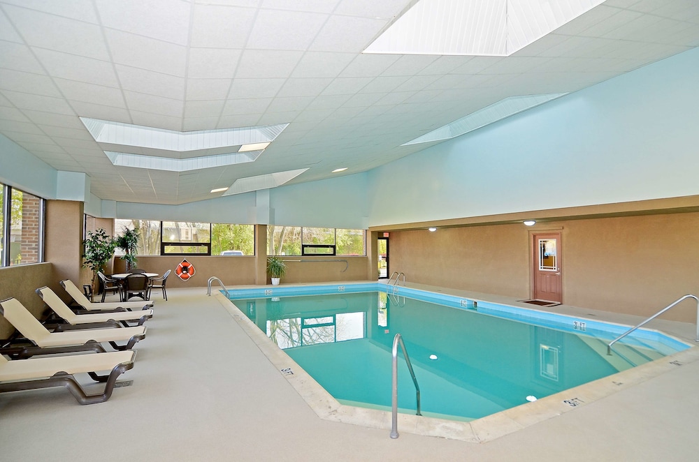 AmericInn by Wyndham Woodstock IL 25/50