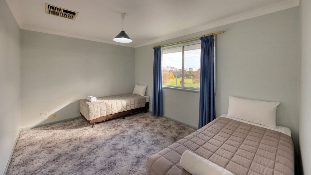 COWRA MOTOR INN 50/65