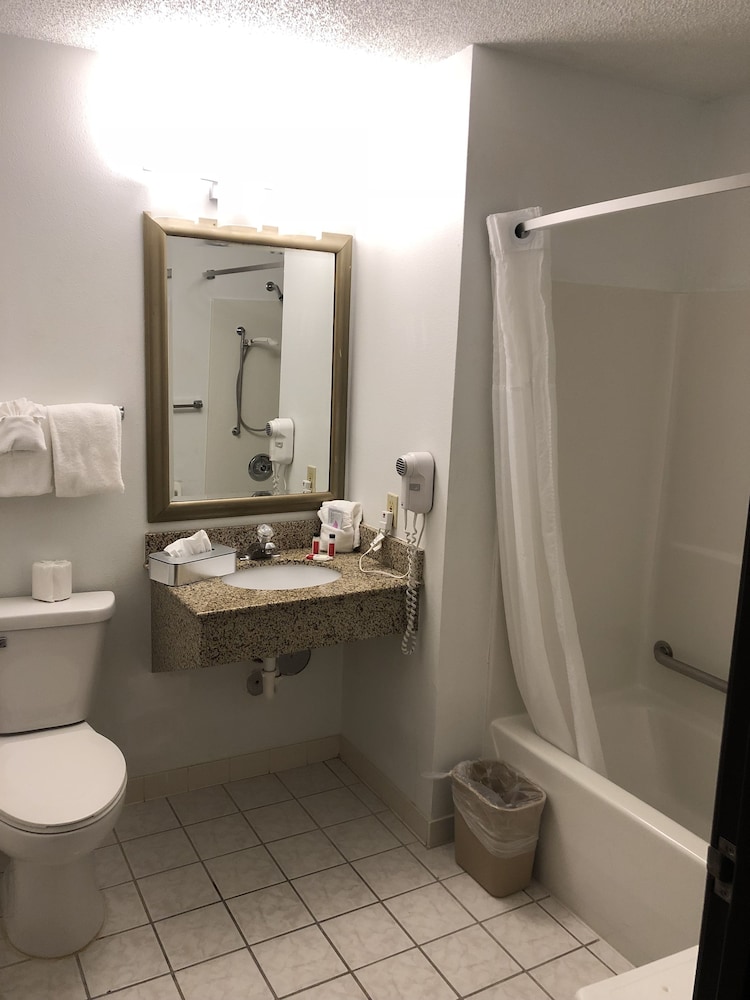 Super 8 By Wyndham Milwaukee Airport 23/57