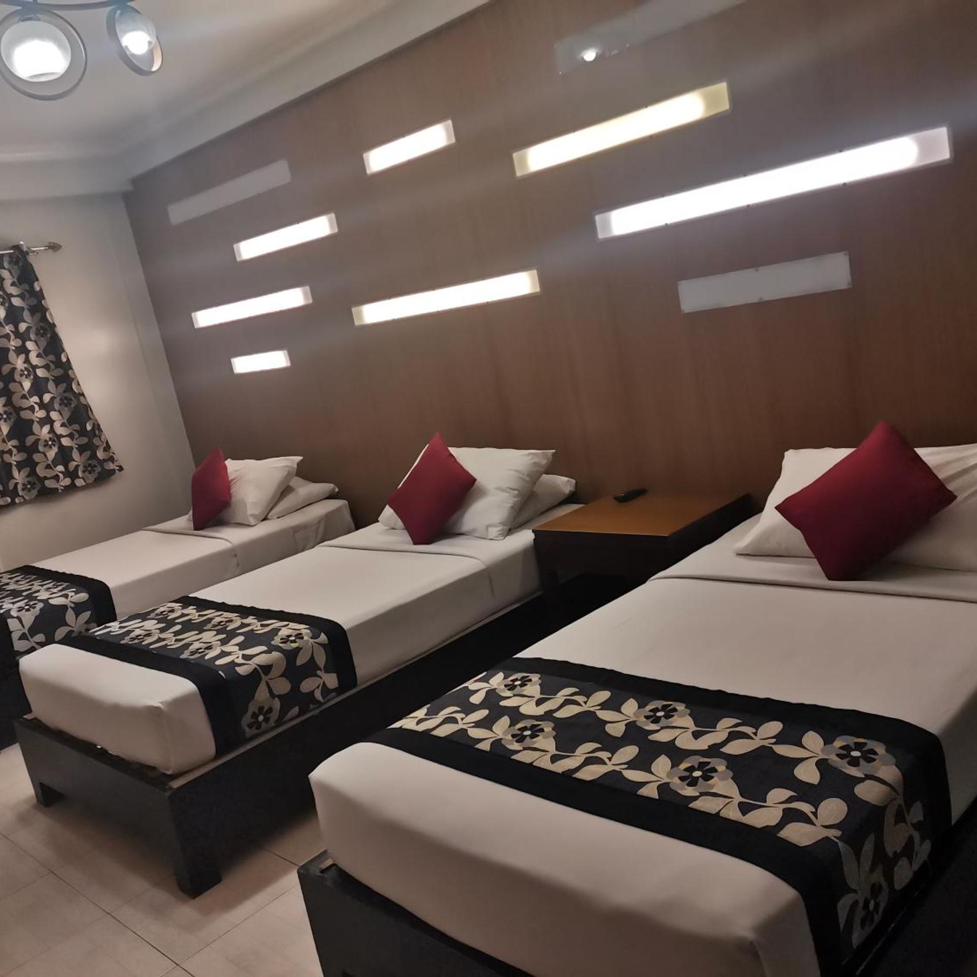 غرفة قياسية ثلاثية، Jupiter Suites 2/10
