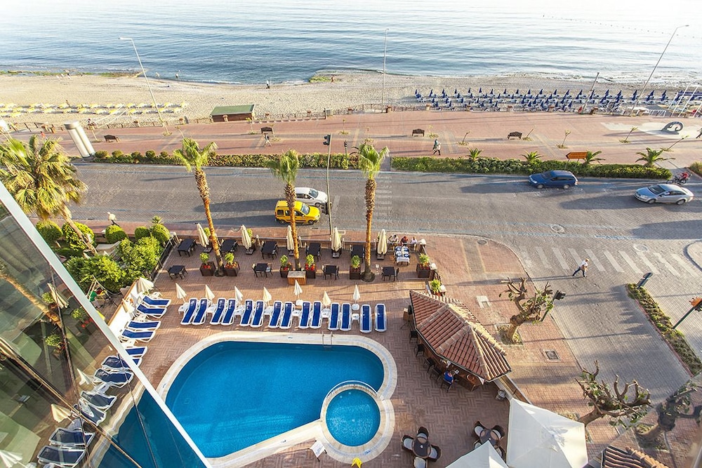 Parador Beach Hotel 37/47