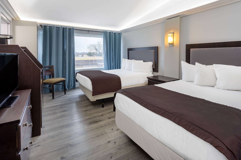 Travelodge by Wyndham Sarnia 12/40