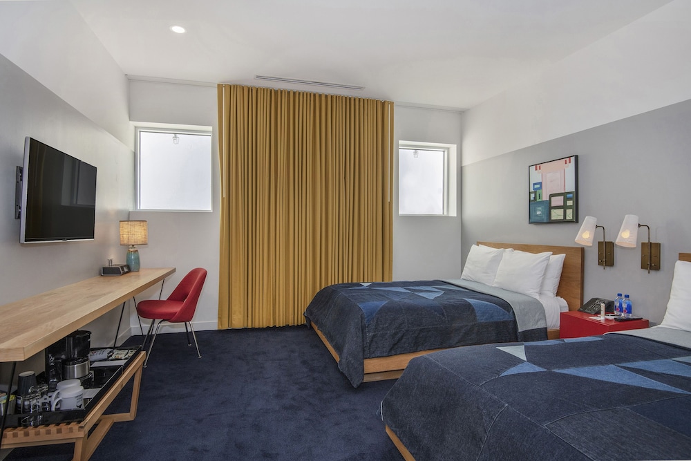 DELUXE, 2 DOUBLE BEDS