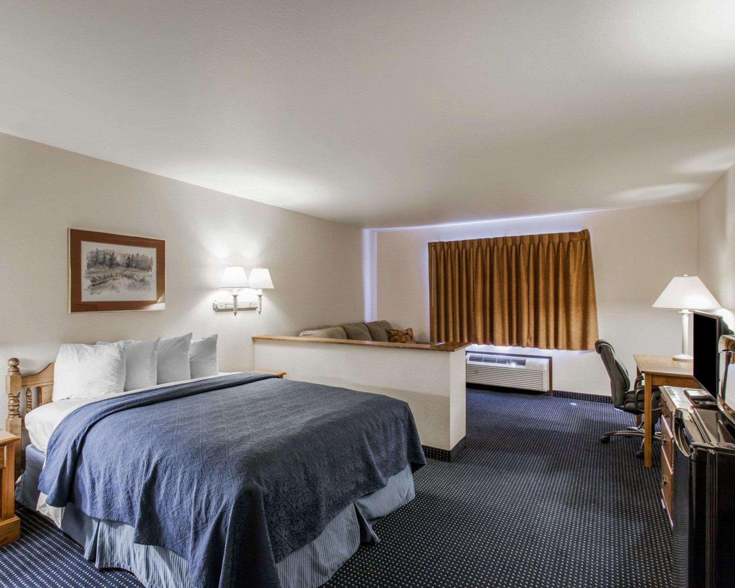 Efficiency, Suite, Queen Bed