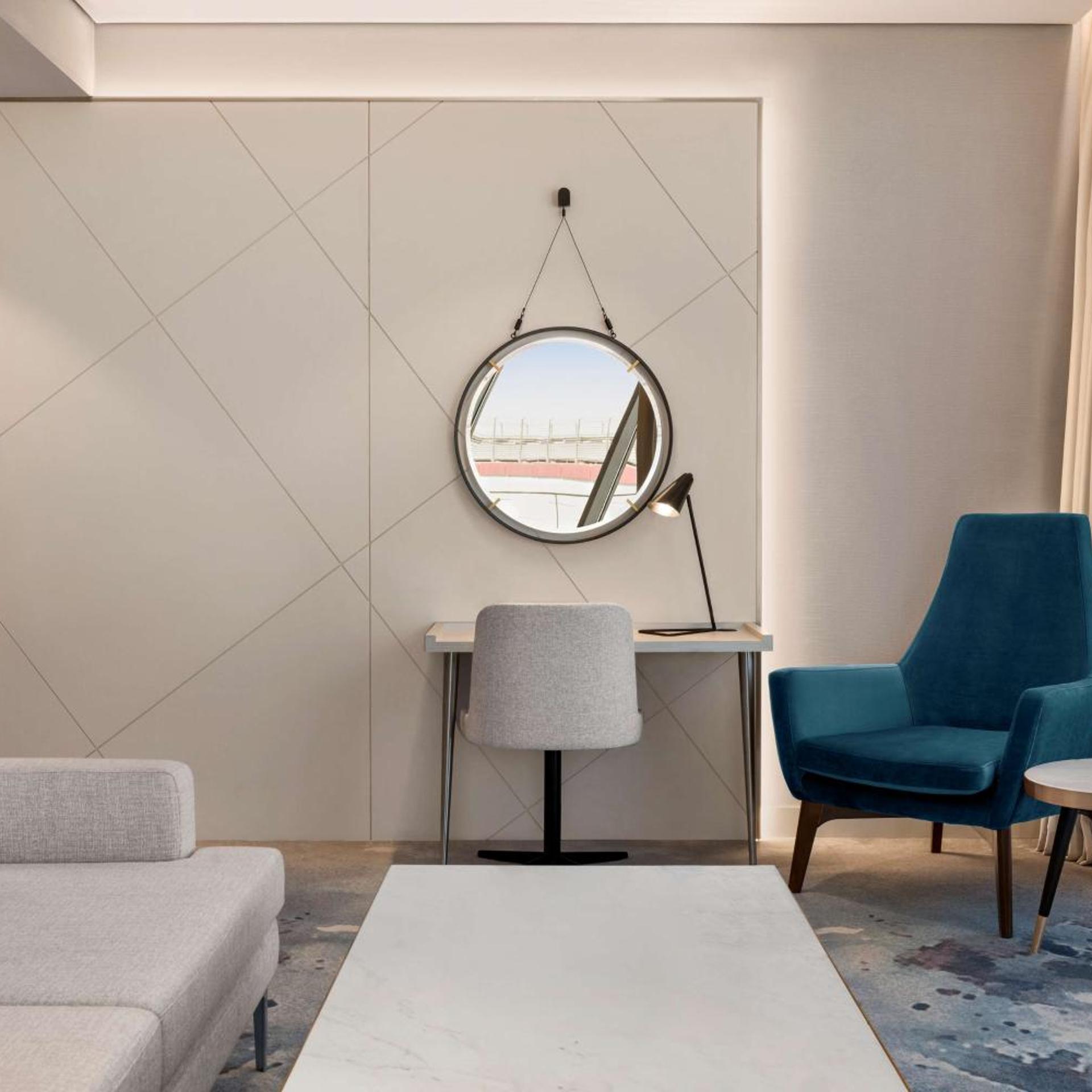 جناح ملكي بشرفة مع دخول الصالة، فندق راديسون بلو مركز الرياض للمؤتمرات والمعارض(Radisson Blu Hotel Riyadh Convention & Exhibition Center) 8/10