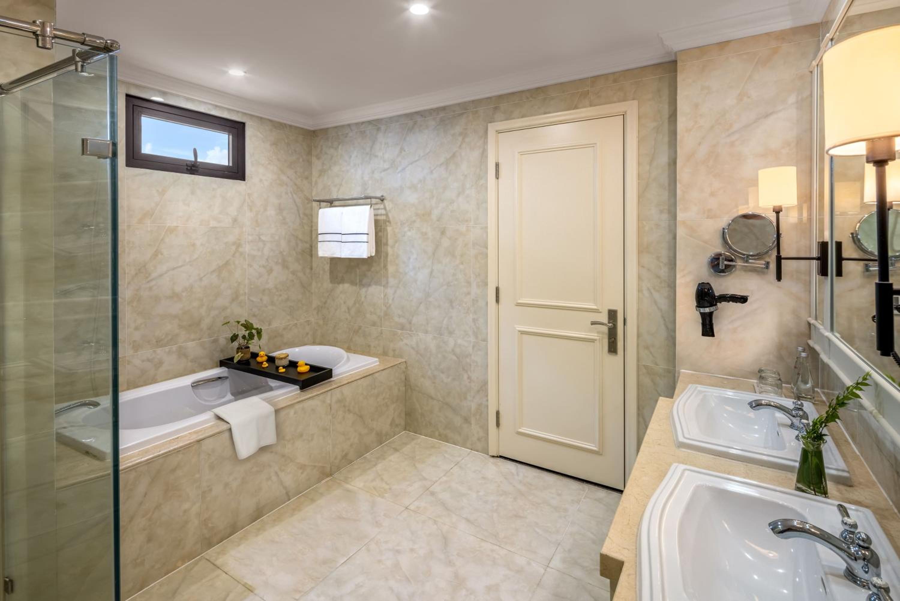3 Bedrooms, Pool, the Level, Villa, Twin Beds, 2 King Beds, Beach Front، Melia Vinpearl Cam Ranh Beach Resort 3/3
