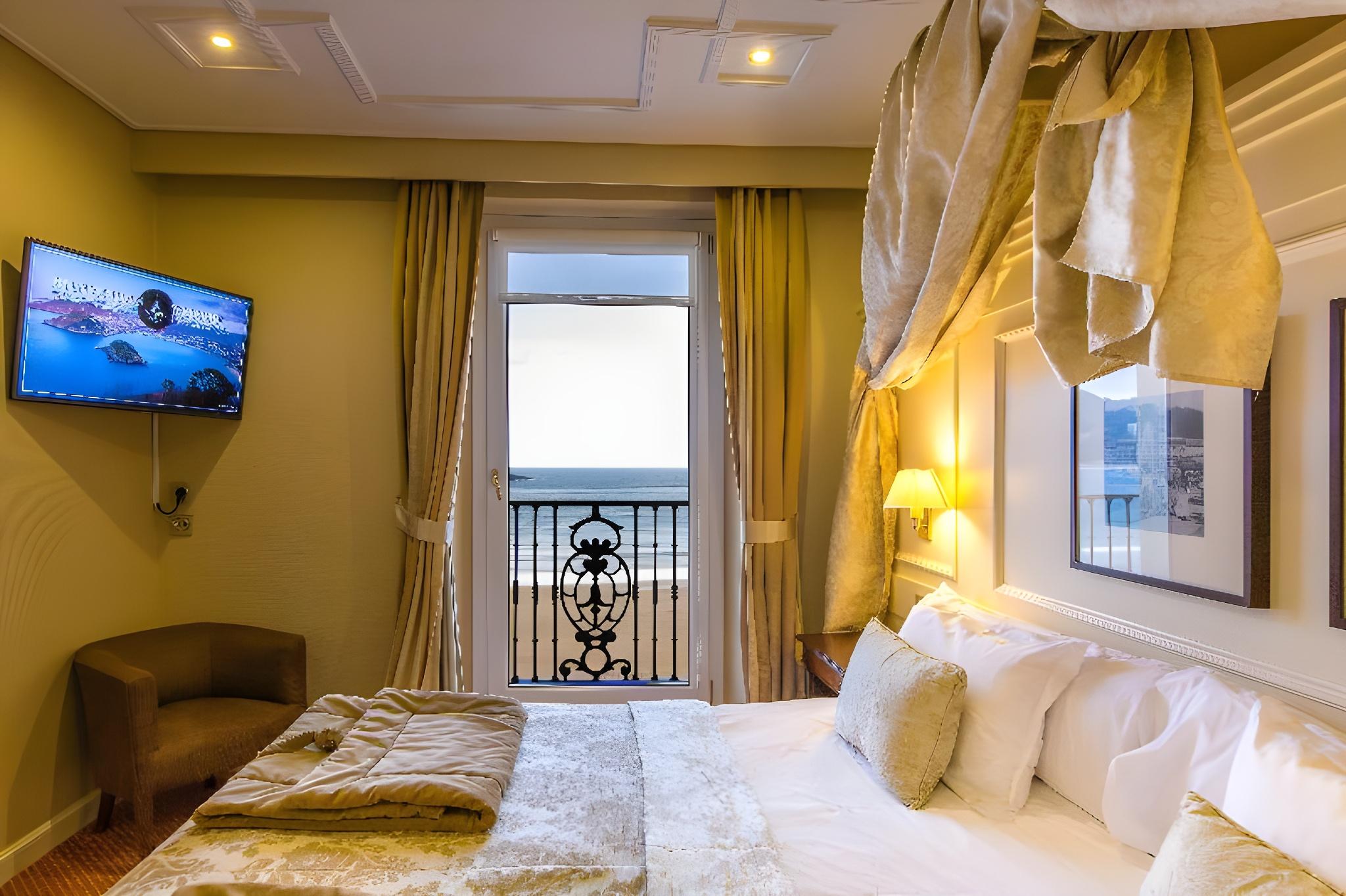 Petite, 2 Double Beds, Sea View