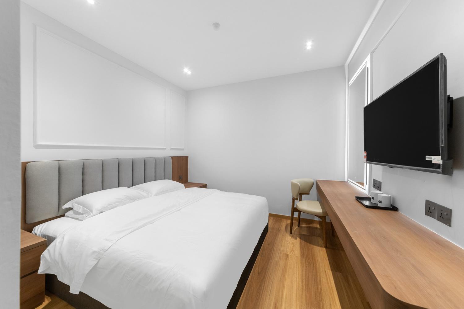 Standard, Queen Bed, No Window