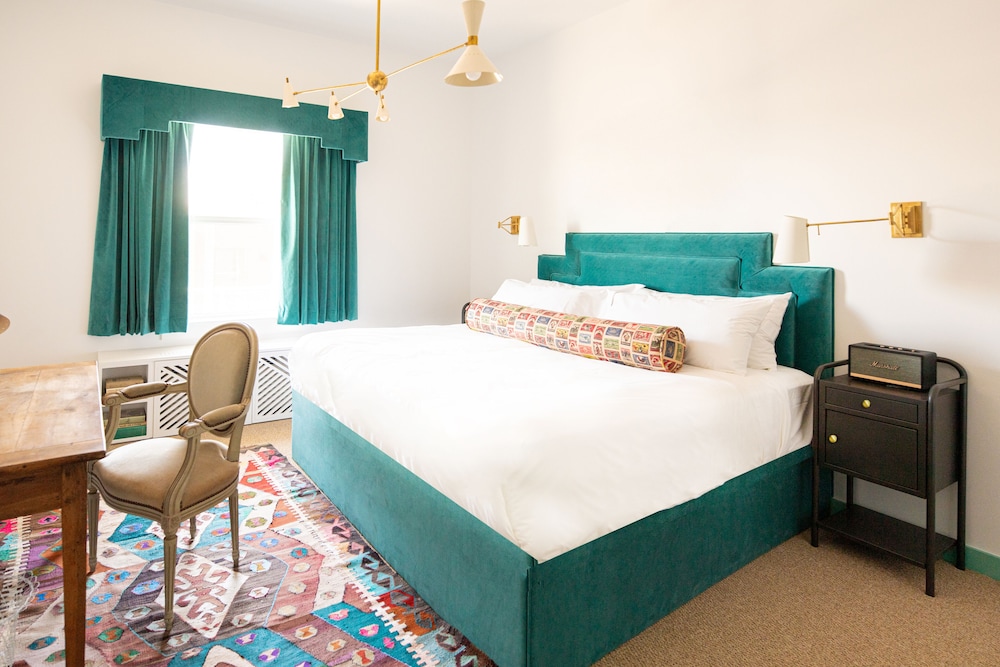 Petite, King Bed