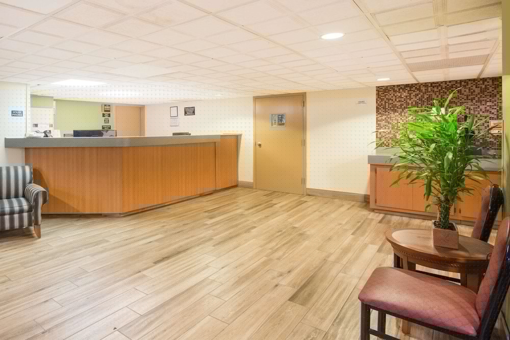 Super 8 by Wyndham Myrtle Beach/Market Common Area 9/35
