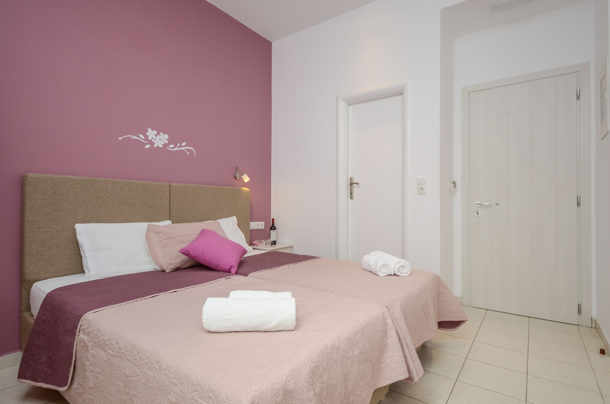 DELUXE, TWIN BEDS