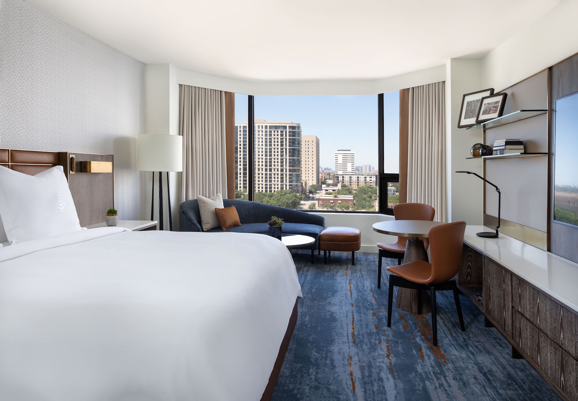 DELUXE, KING BED