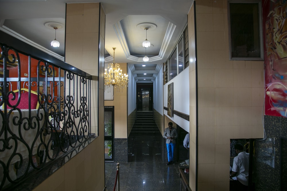 YaahoT Hotel 9/50